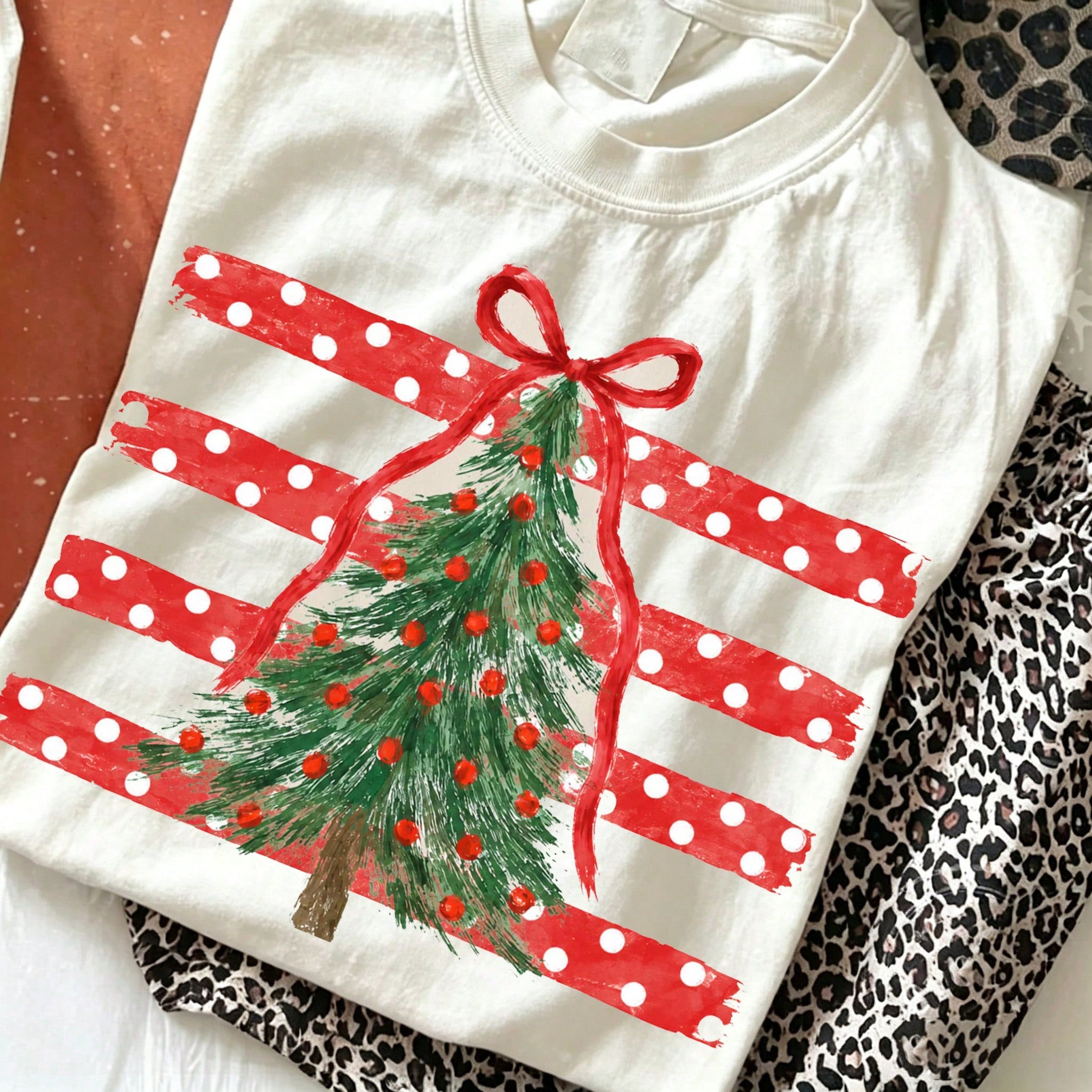 Coquette Christmas Red Bow Graphic Short Sleeve T-Shirt, Women's Daily Versatile Red & White Stripe Christmas Tree Casual Top For Holiday Outings & Pa