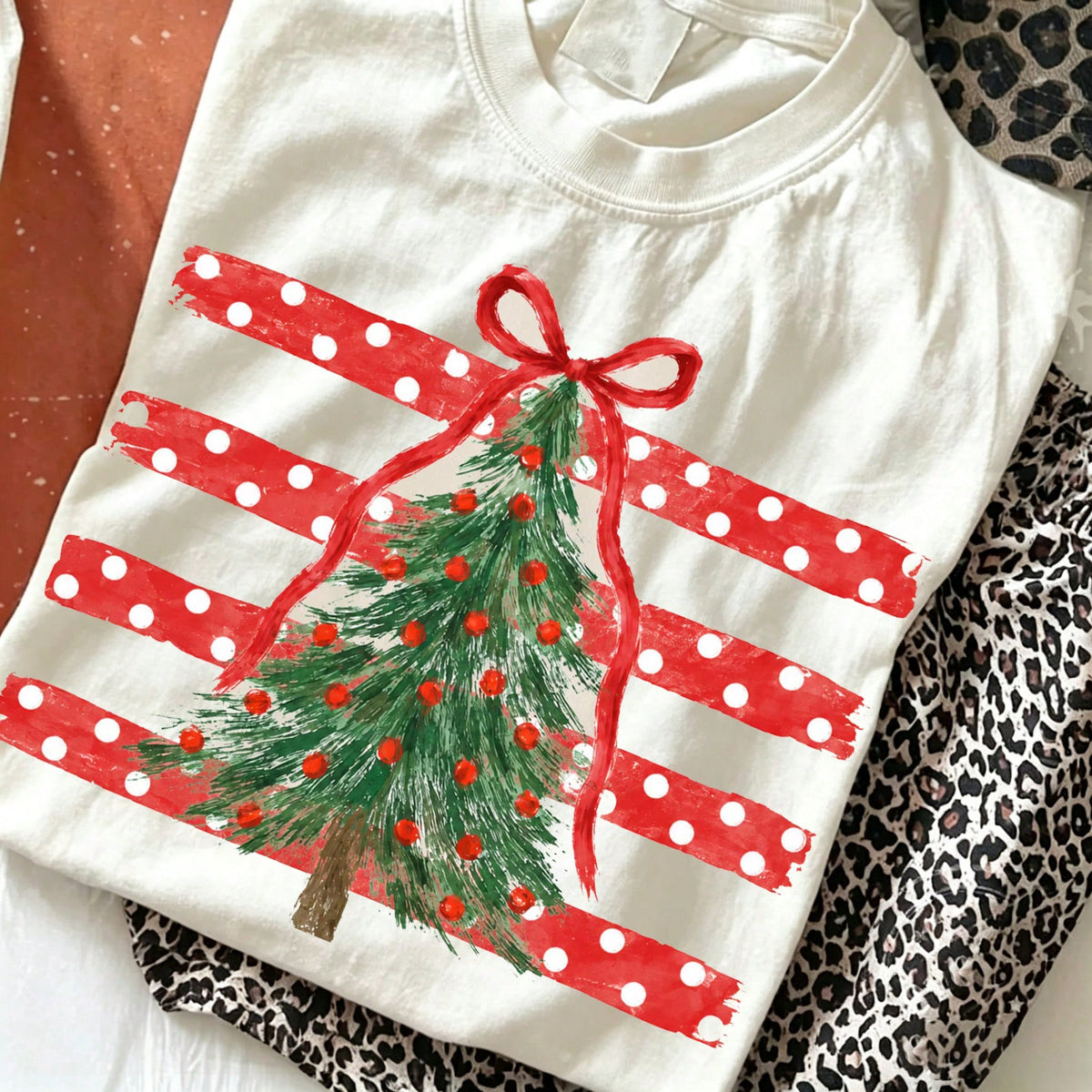 Coquette Christmas Red Bow Graphic Short Sleeve T-Shirt, Women's Daily Versatile Red & White Stripe Christmas Tree Casual Top For Holiday Outings & Pa