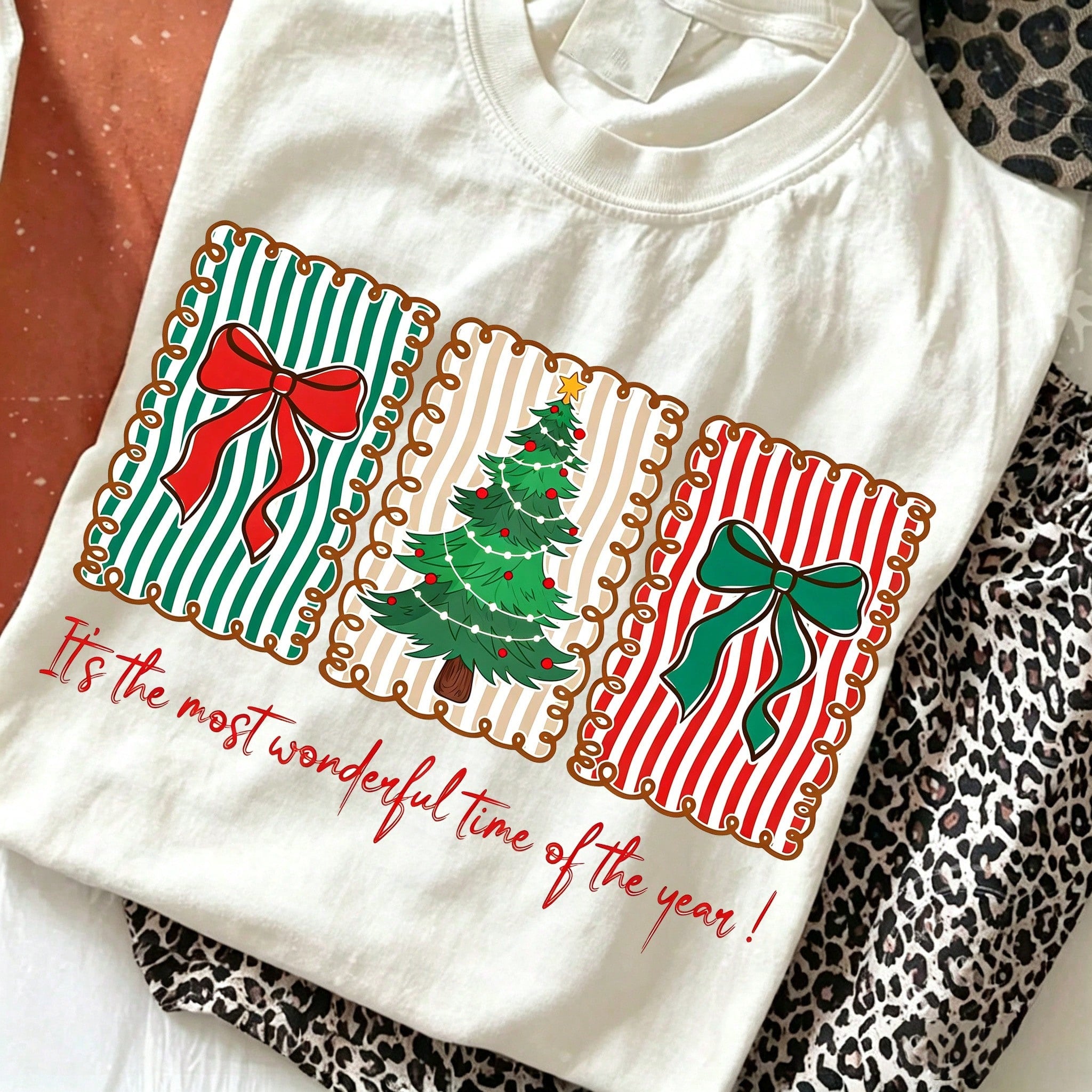 Women's Christmas Tree Graphic T-Shirt Round Neck Short Sleeve Bow Stamp Letter Printed Tee