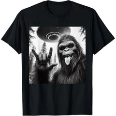 [100% Cotton] [100% Cotton]  Funny Sasquatch Bigfoot Rock On Selfie With UFO Alien T-Shirt  Golf Gift T-Shirt For Men and Women