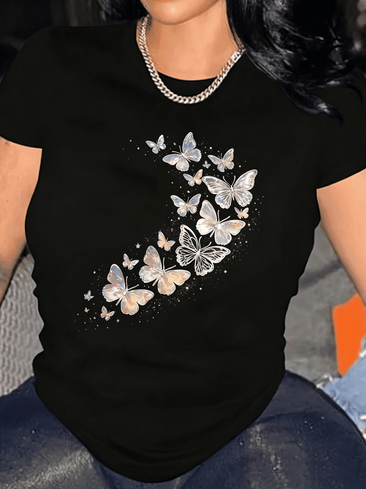 Women's casual short-sleeved T-shirt with butterfly print.