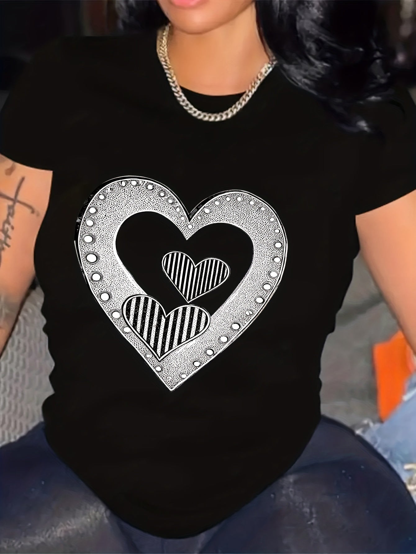 Women's Round Neck Heart Pattern Print T-Shirt, Fashionable Artistic Black White Pearl Detail Casual Short Sleeve Top