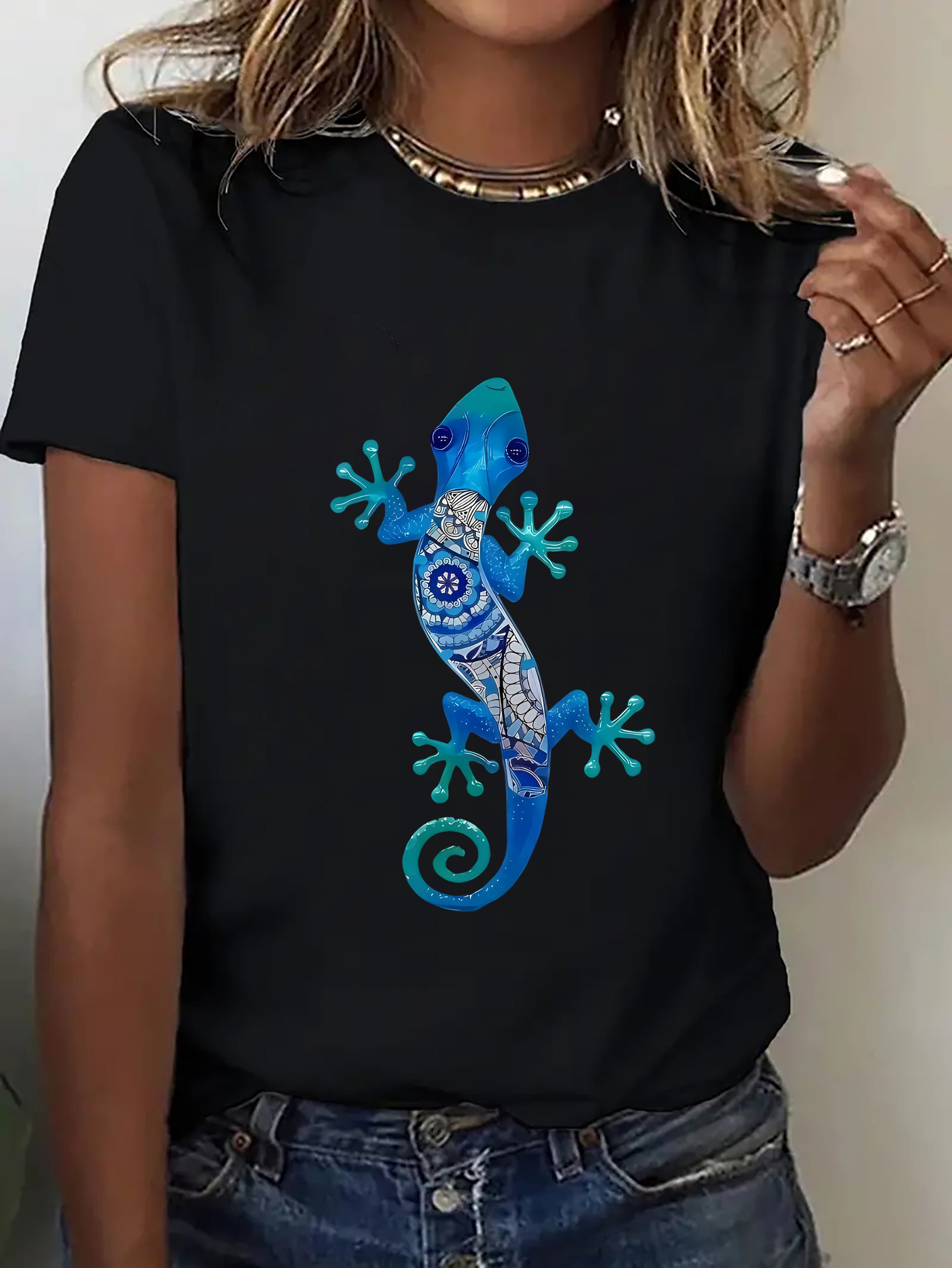 Women's Stylish Gecko-Print T-shirt, Casual Crew-Neck Tee.